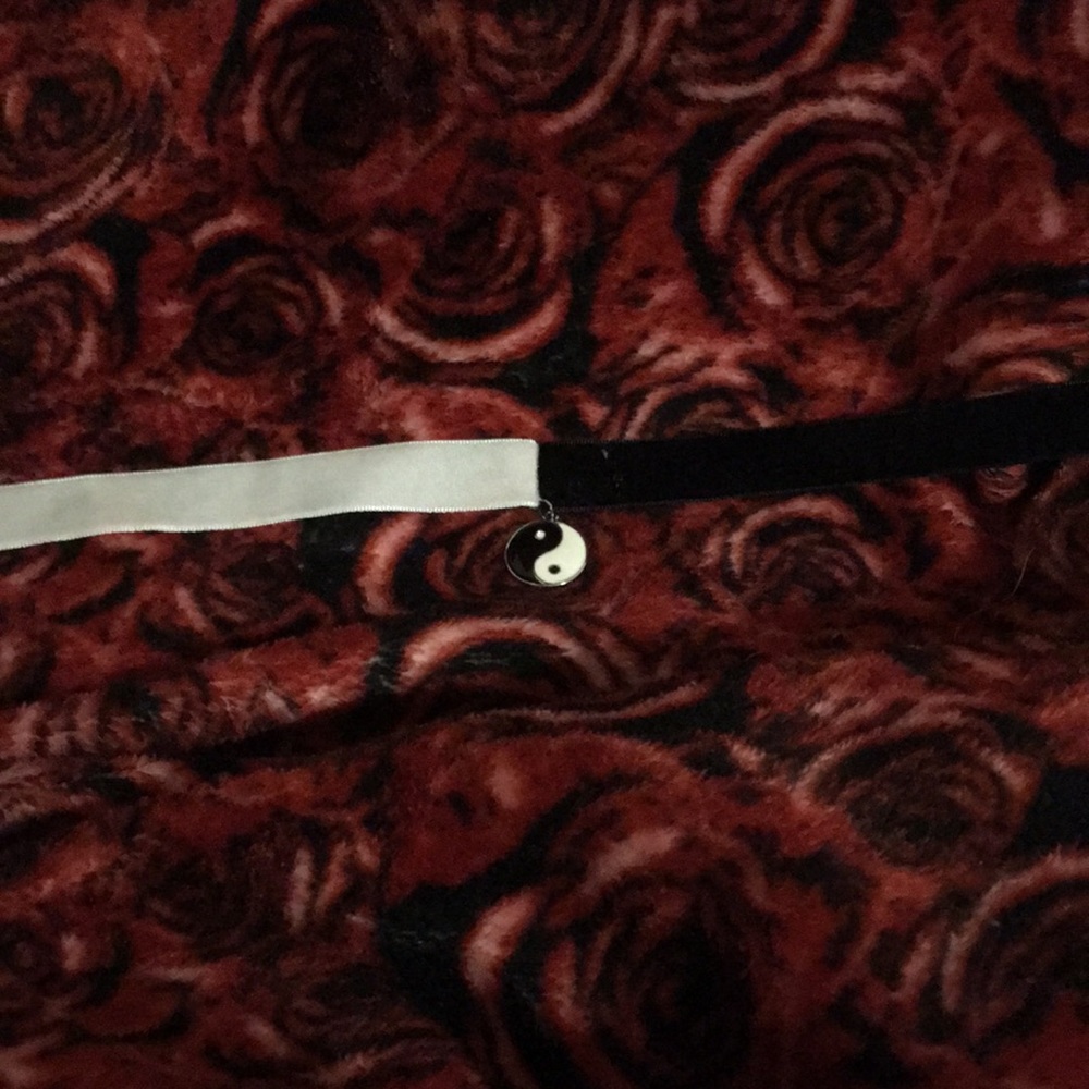 Yin yang choker Hot topic